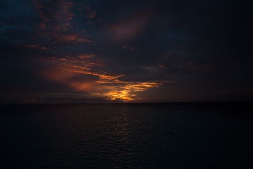 Sonnenuntergang über dem Meer                     