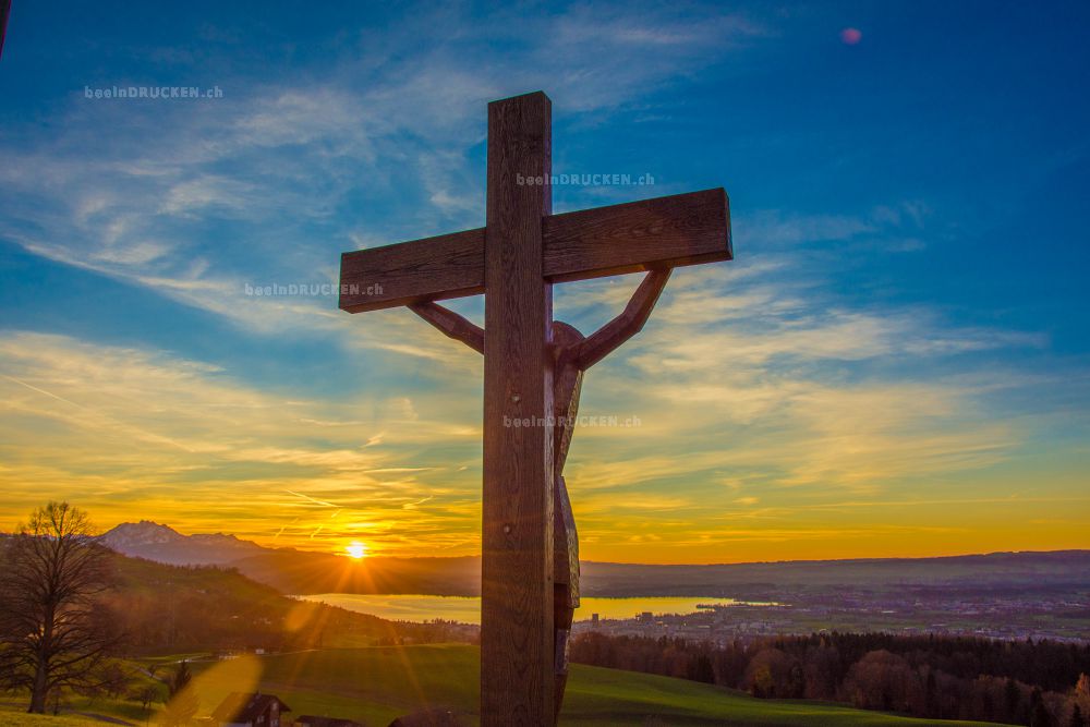 Kreuz im Sonnenuntergang                          