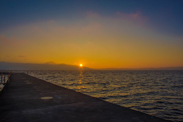 Sonnenuntergang am Zugersee (Winter mit Nebel)    